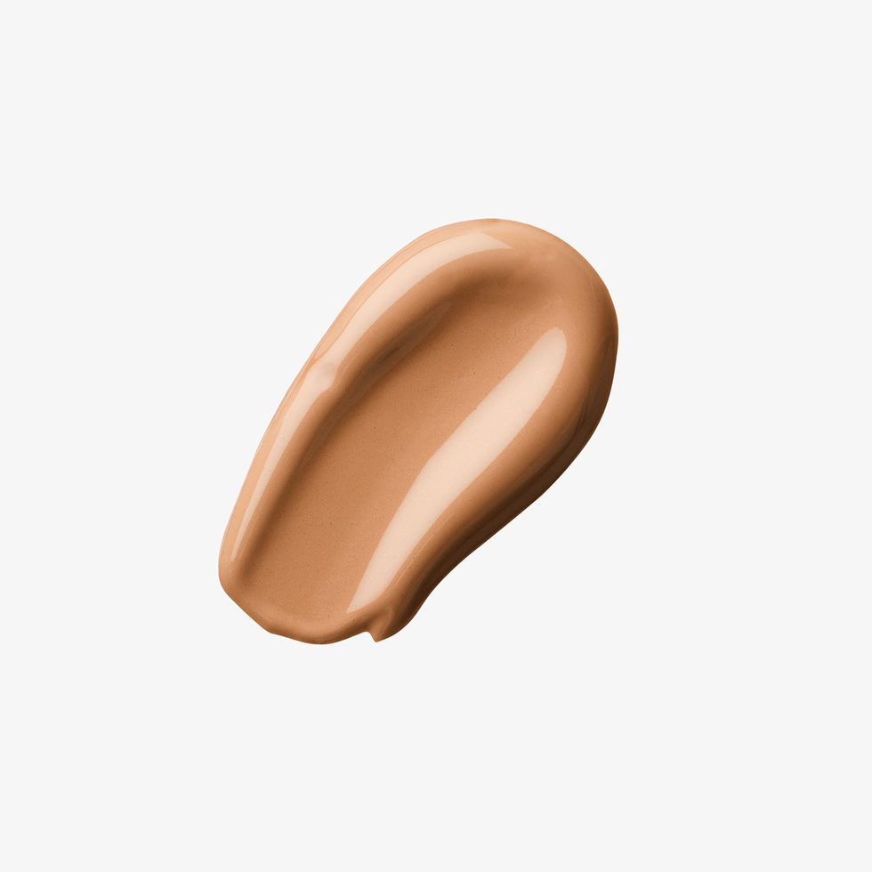 muestra de tono y color de base hidratante de yanbal tono medio-oscuro calido