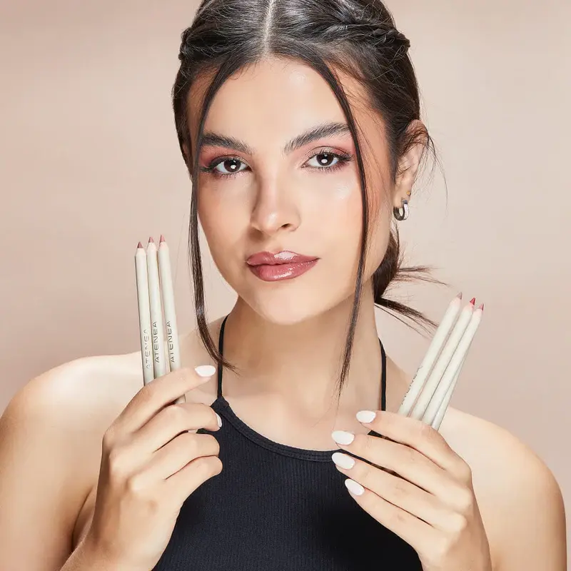 nodelo usando lapiz delineador de labios atenea