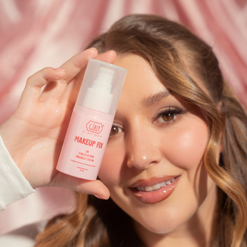 Mujer sosteniendo fijador mini de Girly