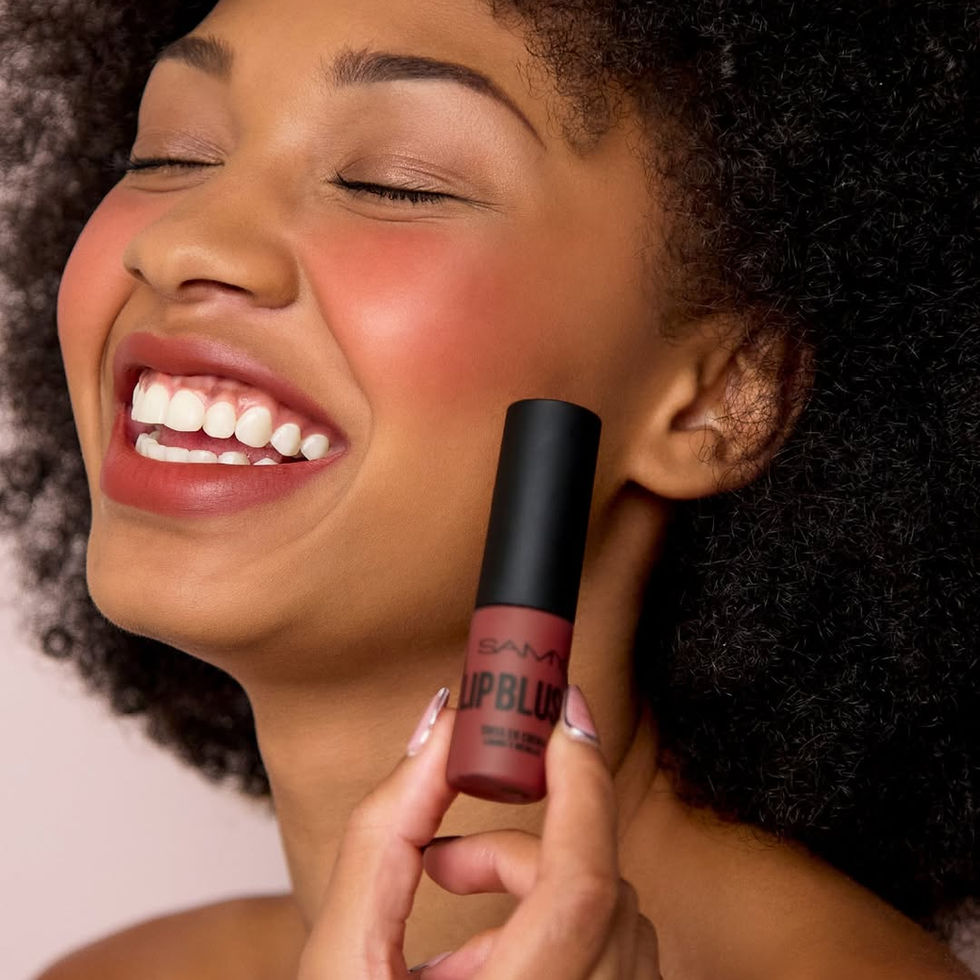 Modelo sonriendo usando la tinta en crema de samy