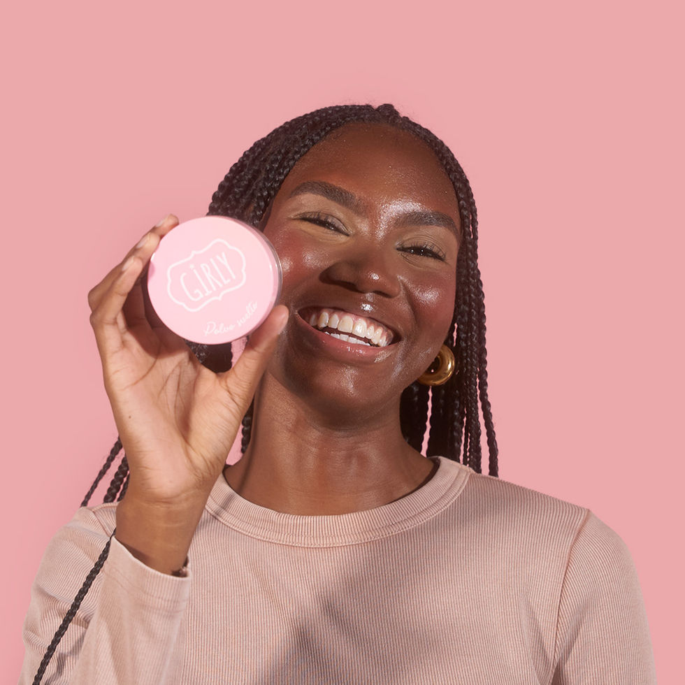 Mujer feliz sosteniendo frasco del producto polvo suelto banana Girly