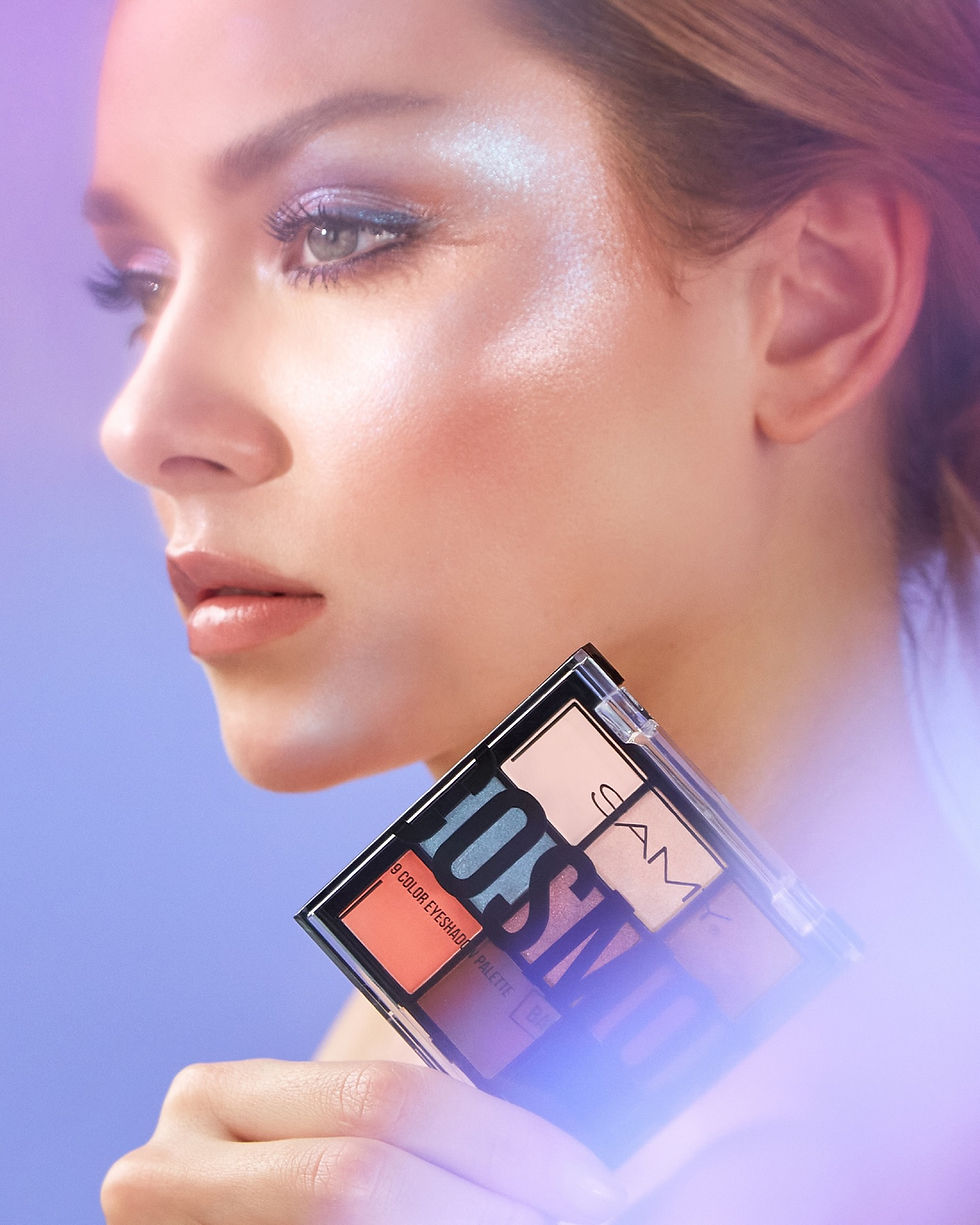 Vista de perfil de modelo sosteniedo paleta de sombras cosmos de samy