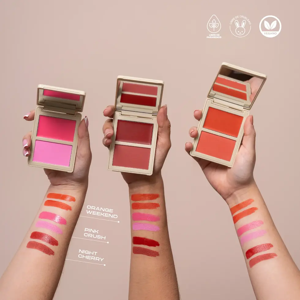 modelo haciendo muestra rubor duo allure de atenea