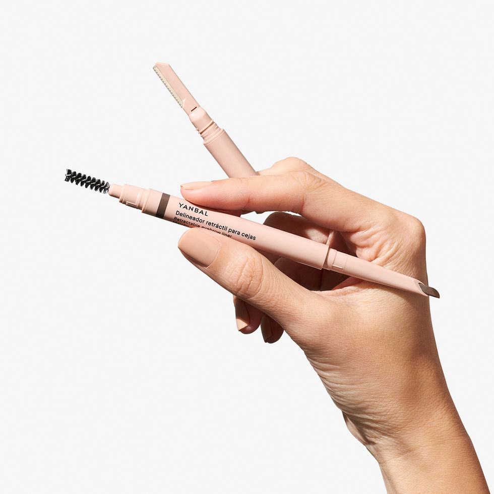 mano sosteniendo de delineador retractil para cejas de yanbal