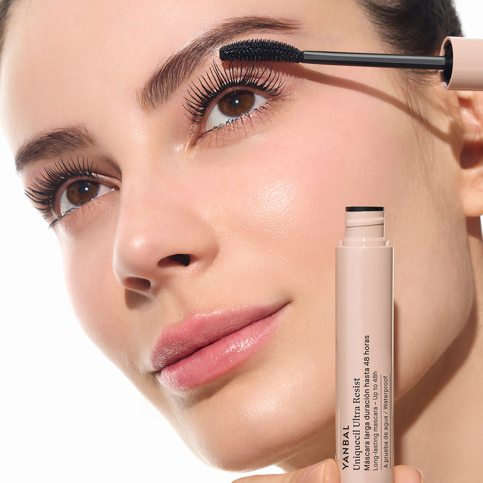 modelo usando pestañina ultra resist aprueba de agua yanbal