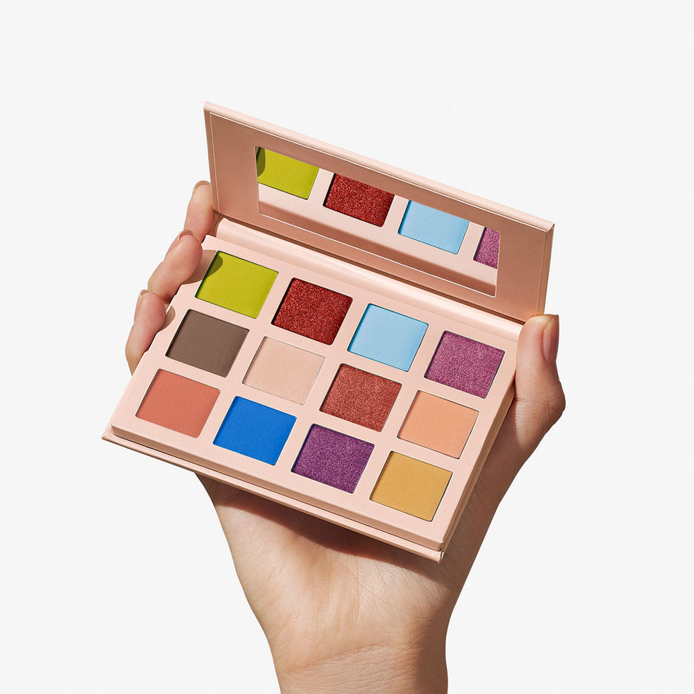 vista frontal de paleta de sombras viva el color de yanbal