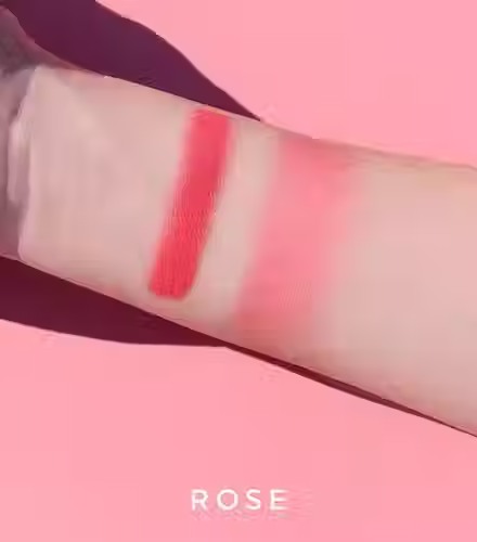 Muestra de tono en brazo de rubor en crema rose de aurora pro makeup