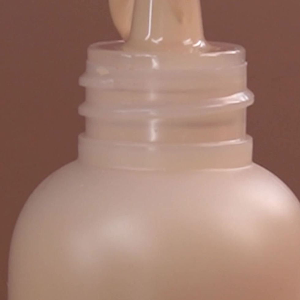 desmostracion de base de maquillaje con mujer probandola