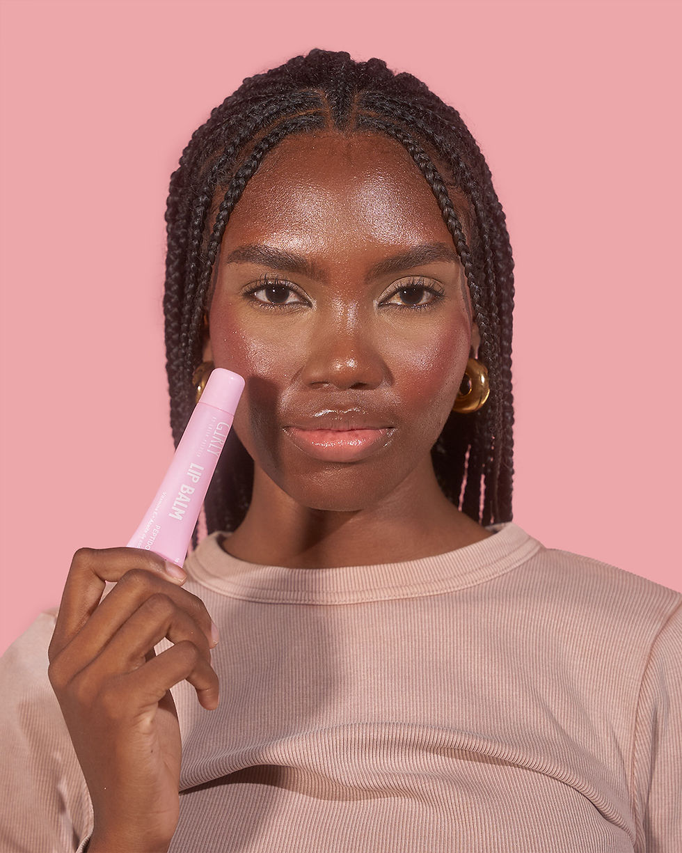 modelo usando lip balm sin color de girly