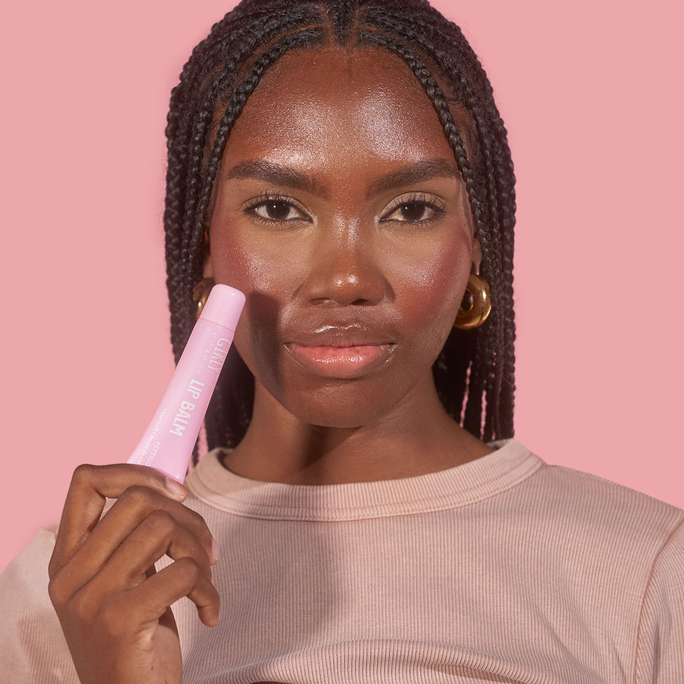 modelo usando lip balm sin color de girly