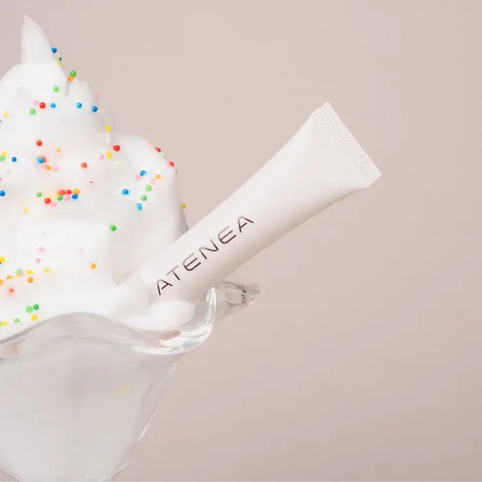 vista frontal peptide lip balm de atenea tono sweet vainilla con chipas de colores