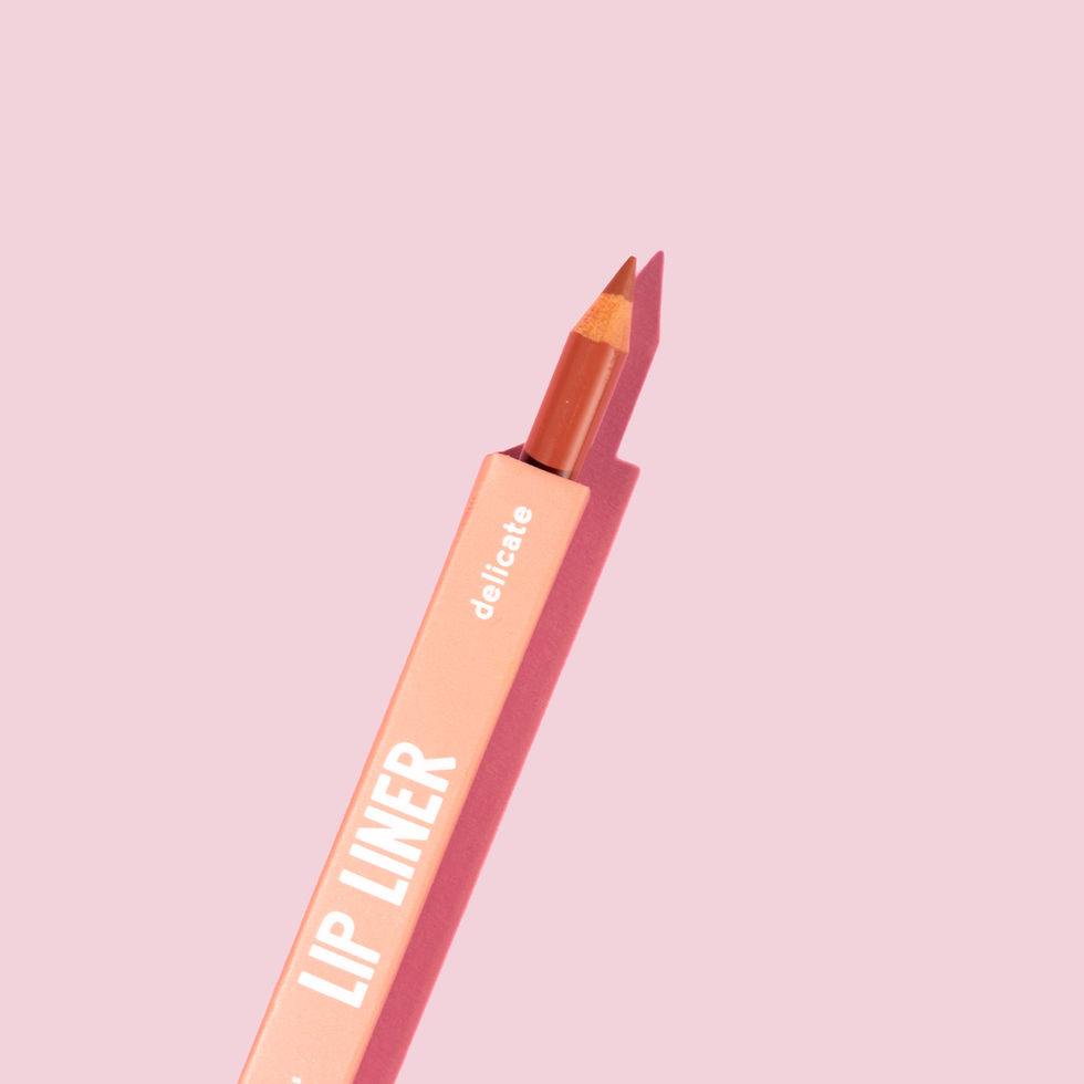 vista superior de lapiz delineador de labios de girly