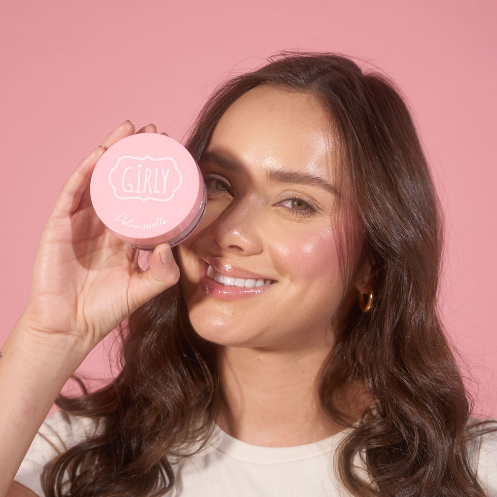 Mujer sosteniendo el producto polvo suelto rosado de girly