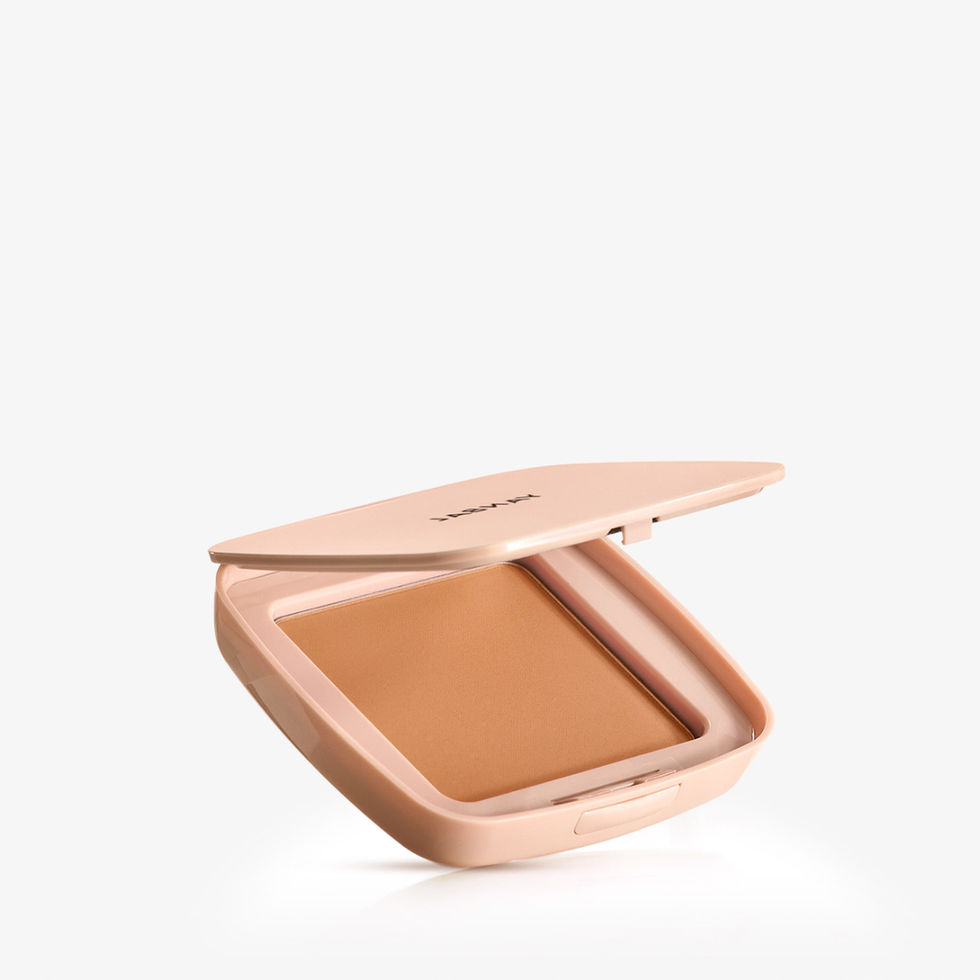 Vista frontal de polvo compacto de maquillaje en tono medio-oscuro