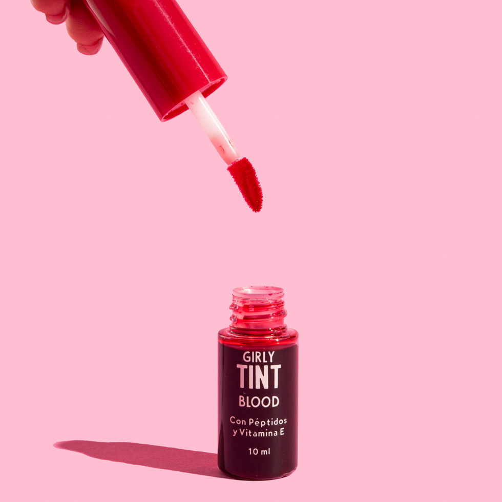 Vista frontal de tinta para labios girly tono blood