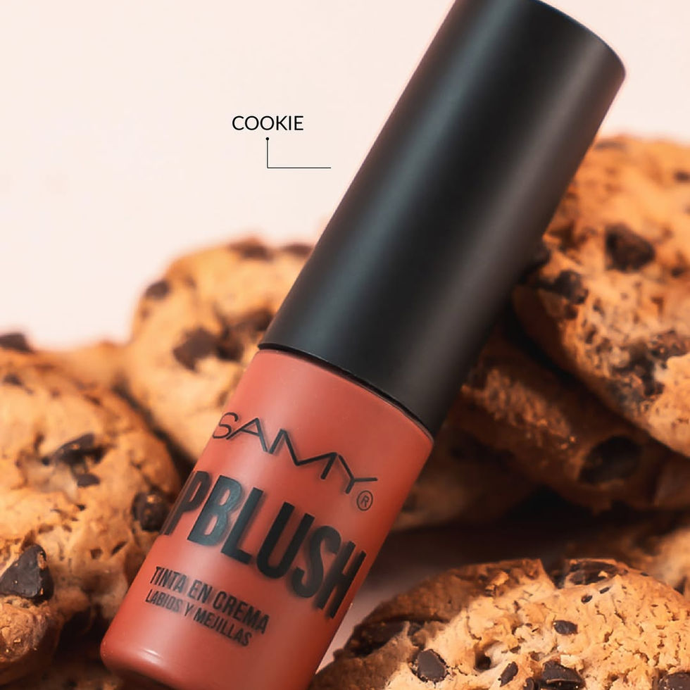 vista superior de modelo usando tinta en crema de samy tono cookie