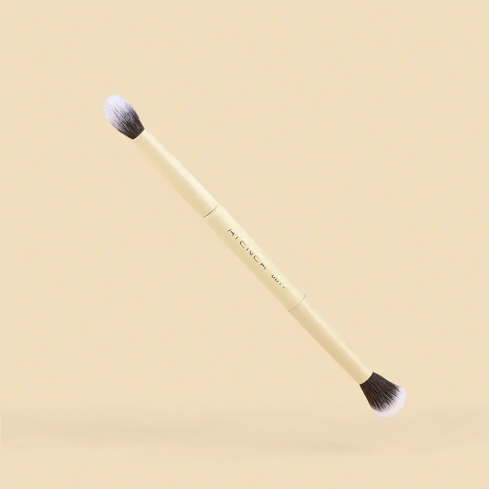 Vista frontal de brocha de maquillaje plana crema y difuminadora de atenea