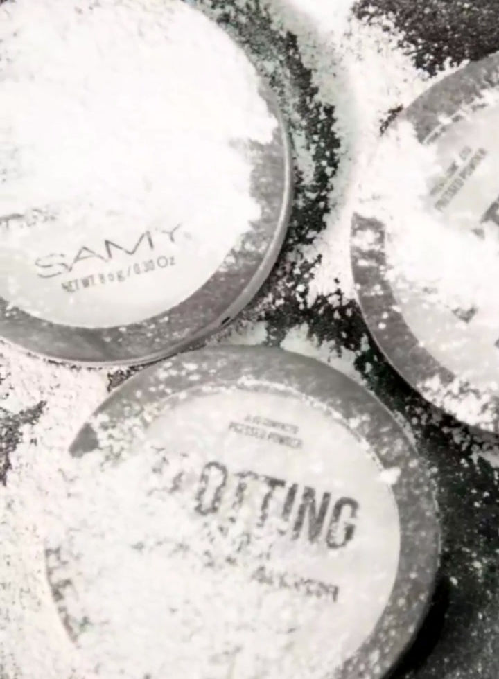 muestra de varios polvos matificantes de samy esparcidos