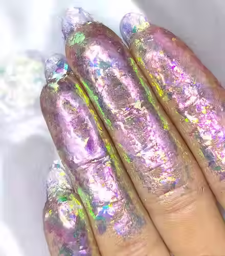 Muestra de tono en mano flake suelto iris aurora pro make up