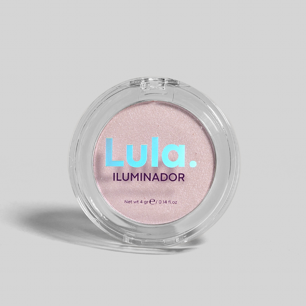 Vista frontal de iluminador en polvo de lula beauty