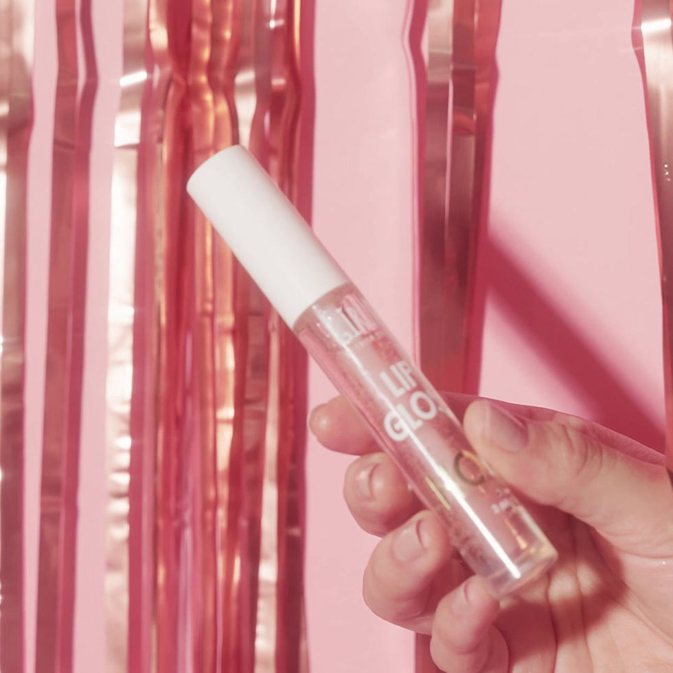 modelo se aplicandose el lip gloss hot de girly