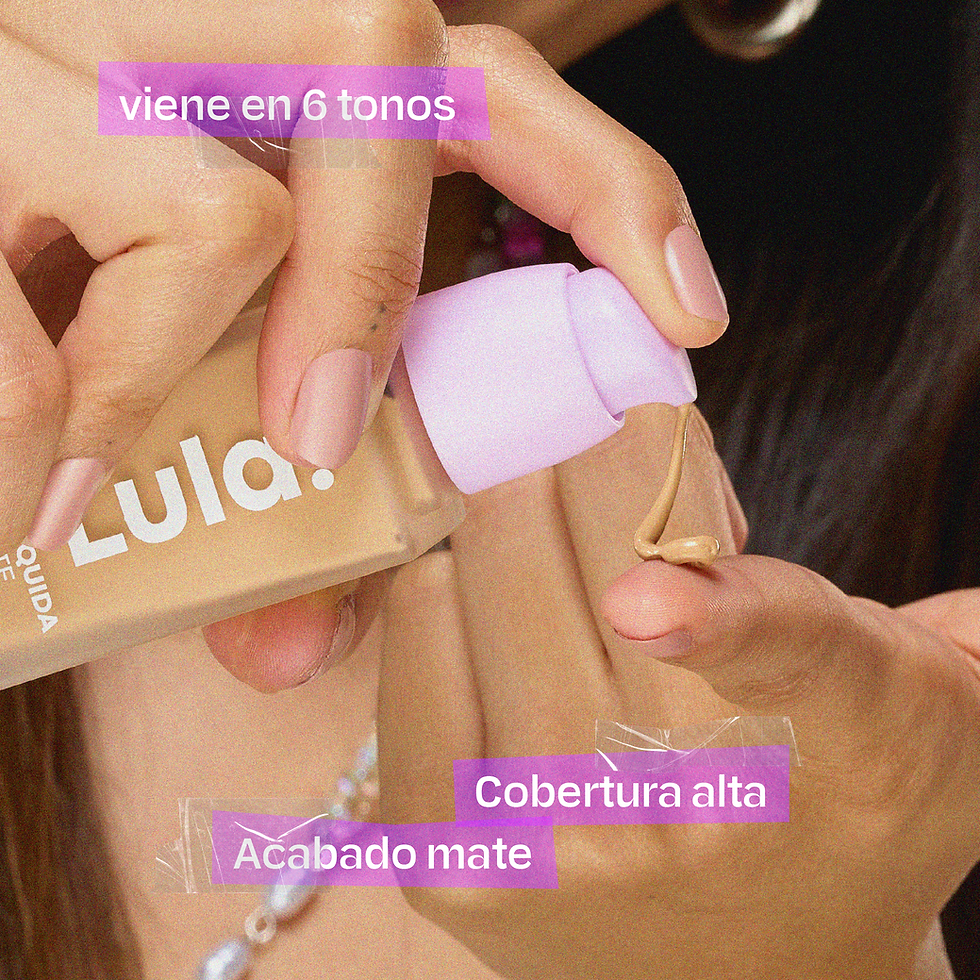 una persona se aplica en el dedo la maquillaje liquida mate de lula beauty con descripcion