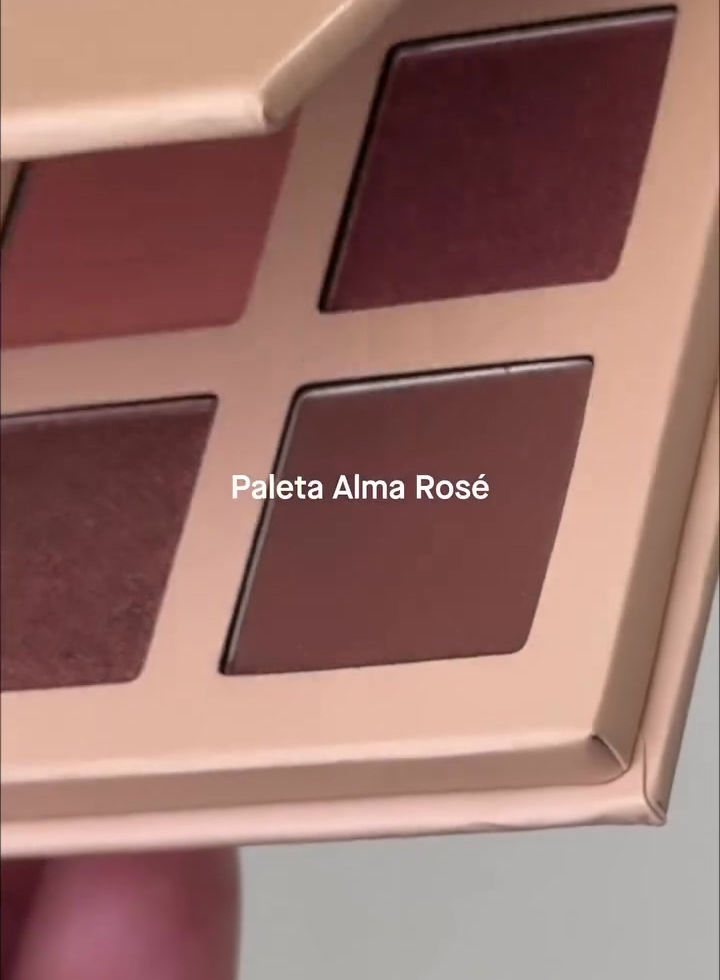 muestra de tono y textura de paletas yanbal con acercamiento en las sombras