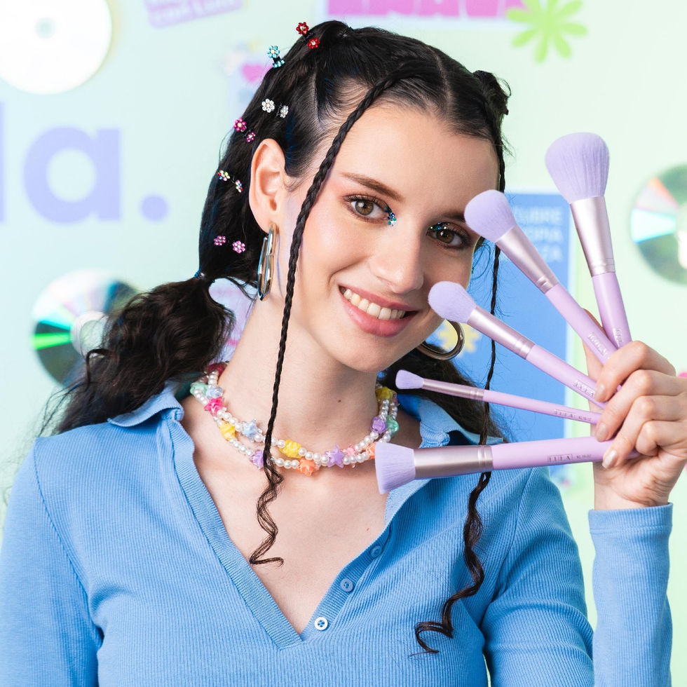 modelo usando kit de brochas uva de lula beauty