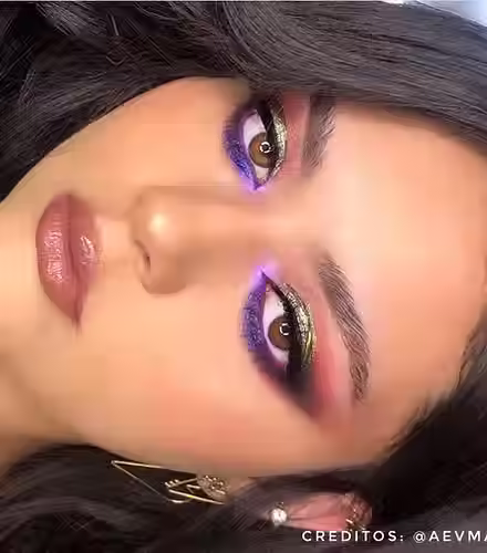 modelo usando pigmento duocromatico pixi aurora promakeup