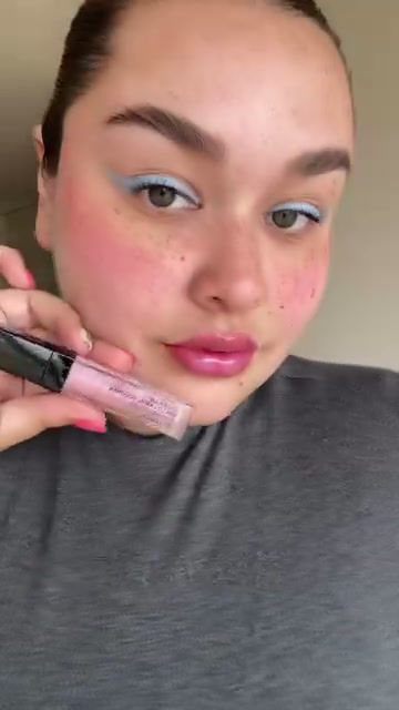 Modelo muestra como aplicar delineador en lapiz aprueba de agua celeste metalico de yanbal