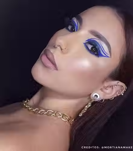 modelo usando en ojos delineador aqualiners electric aurora pro makeup