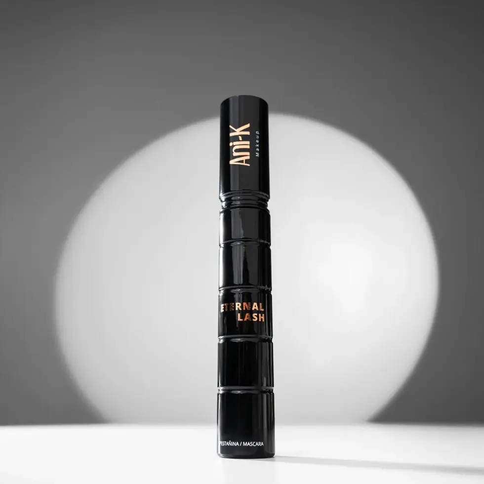 vista frontal de pestañina eternal lash de anik