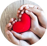 coeur-rouge-dans-mains-enfant-parent-mains-fond-table-bois-amour-harmonie_7186-2329.jpg