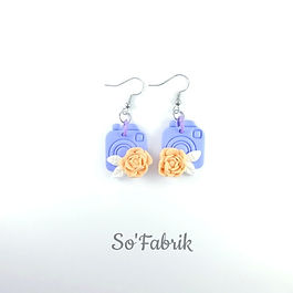 Appareil photo vintage et sa fleur modèle couleur parme