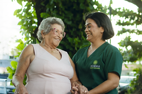 Cuidadora e idosa, nossa equipe tem os melhores e mais capacitados cuidadores, cuidamos com excelência