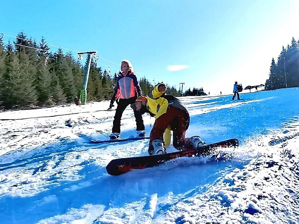 Lecții de snowboard pentru adulți la pârtia Toplița. Vârsta nu are limite, iar instructorii noștri de snowboard din Toplița sunt pregătiți pentru orice provocare