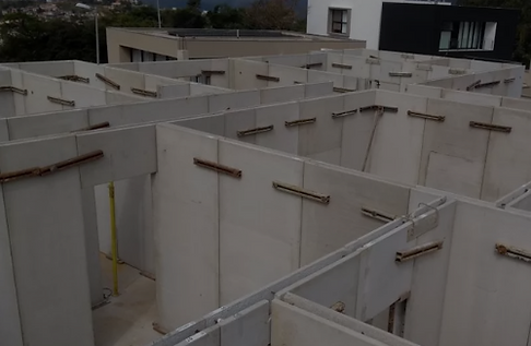 É uma ilustração de uma casa pré moldada em construção.