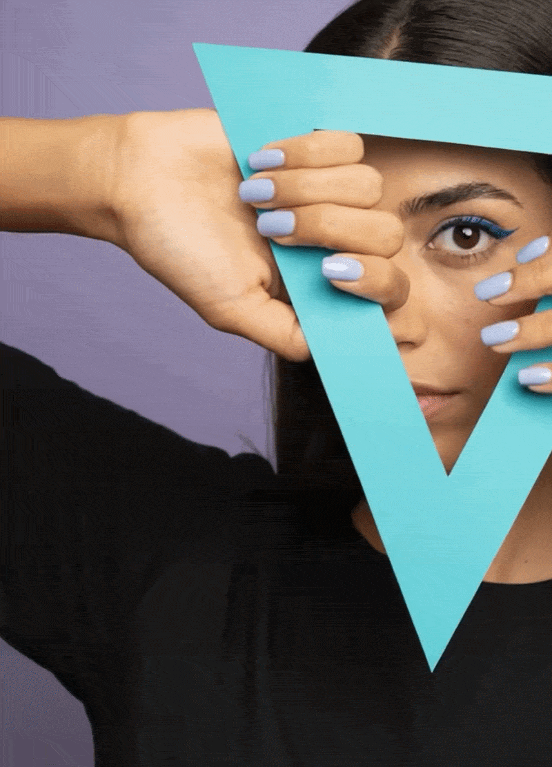 Women_looking_through_a_triangle