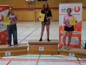 Serafina Kettl (1. Platz) und Julina Hofinger (3. Platz) auf dem Podest beim 2. OÖBV ABC-Ranglistenturnier 2026 in Vöcklabruck