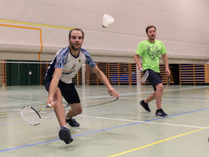 Zwei Spieler des USC Attergau 3 im Doppel gegen den TuS Kremsmünster