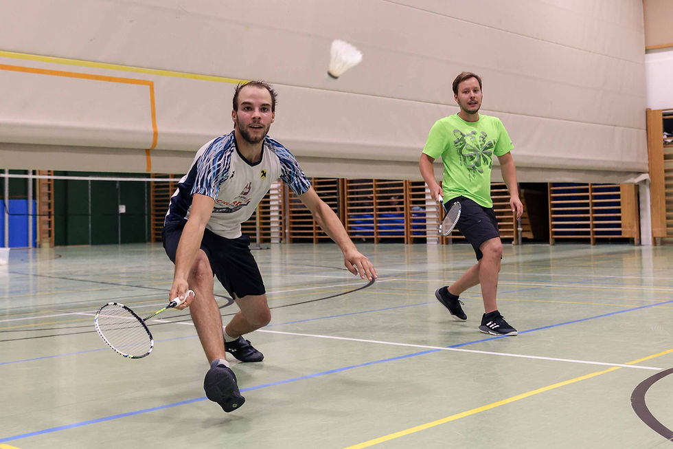 Zwei Spieler des USC Attergau 3 im Doppel gegen den TuS Kremsmünster