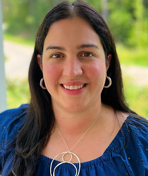 Lyssette Vazquez, bilingual virtual assistant and founder of The Connective
