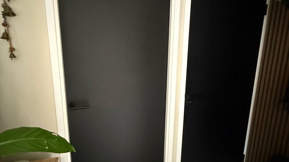 Montage van koplat bij binnendeuren door DAV Construct voor een nette en moderne afwerking van de deurkozijnen.