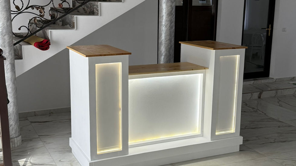 Op maat gemaakte mobiele bar met LED-verlichting en houten blad – geïnspireerd door Pinterest ontwerp.