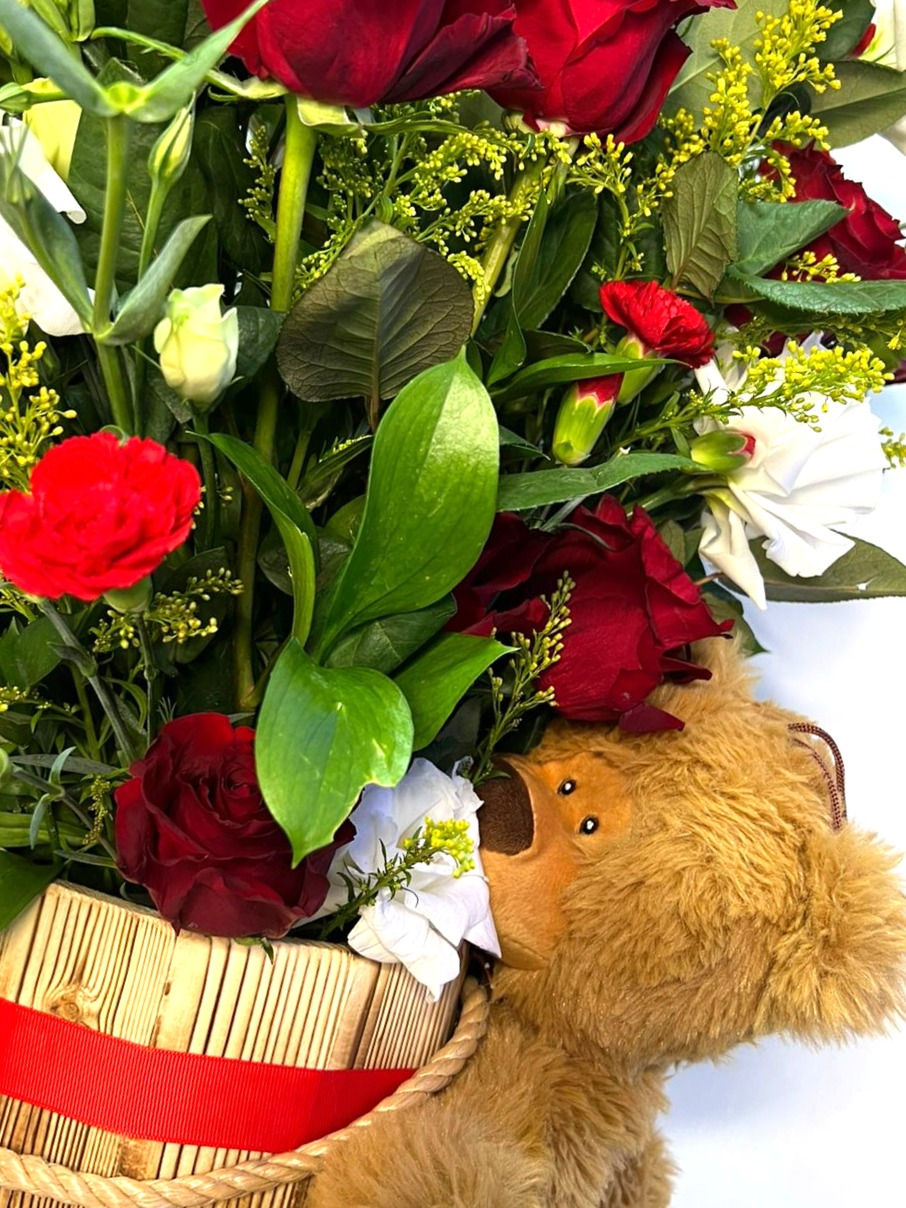 थंबनेल: Long Stem Roses Arrangement with Cute Bear