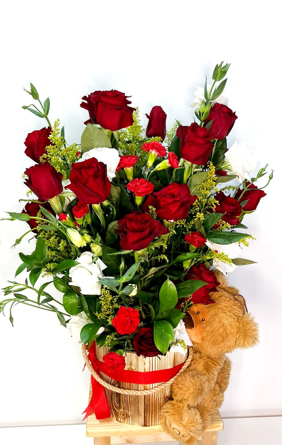 थंबनेल: Long Stem Roses Arrangement with Cute Bear