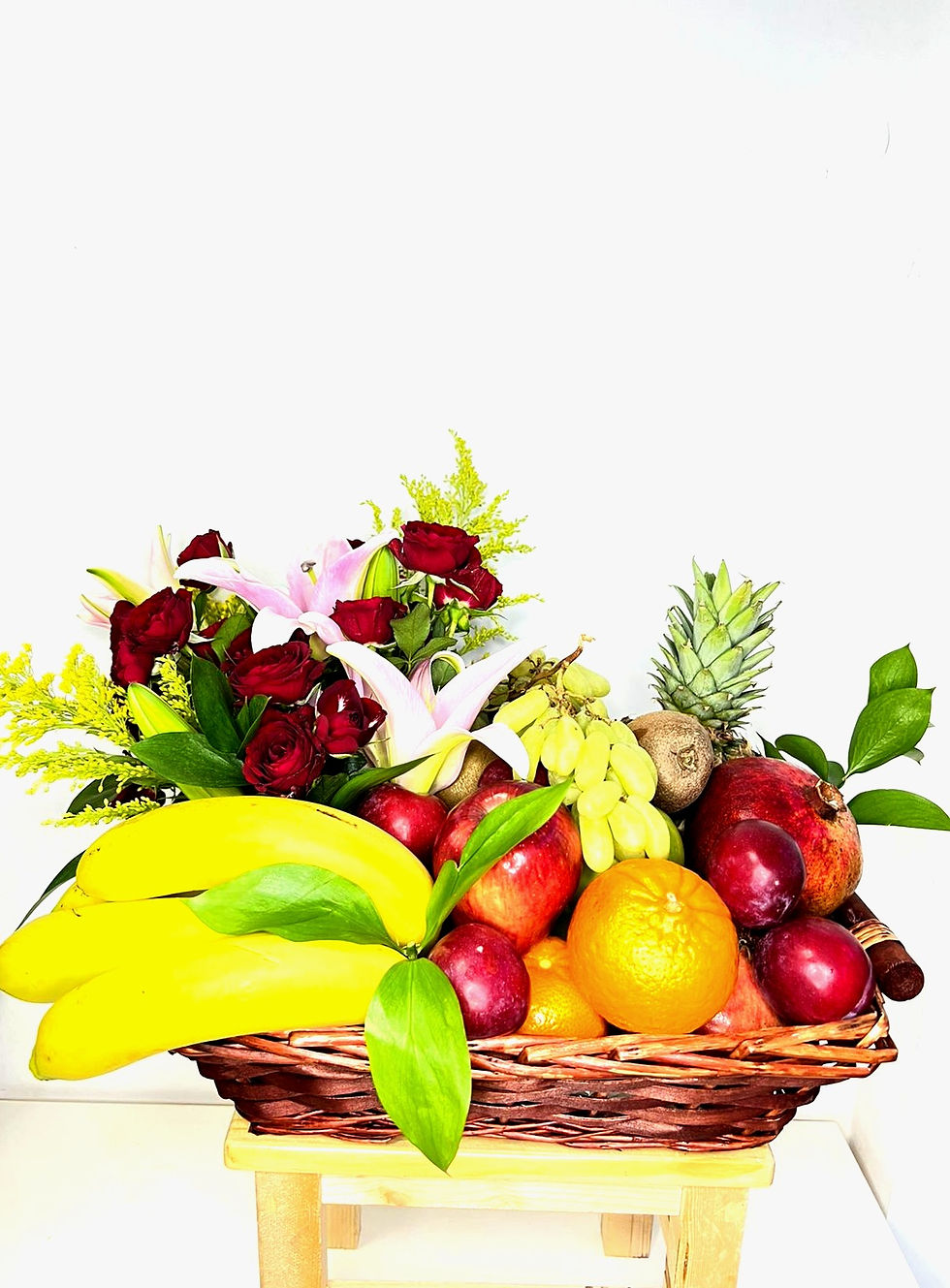 थंबनेल: Fresh Fruits and Flowers Hamper