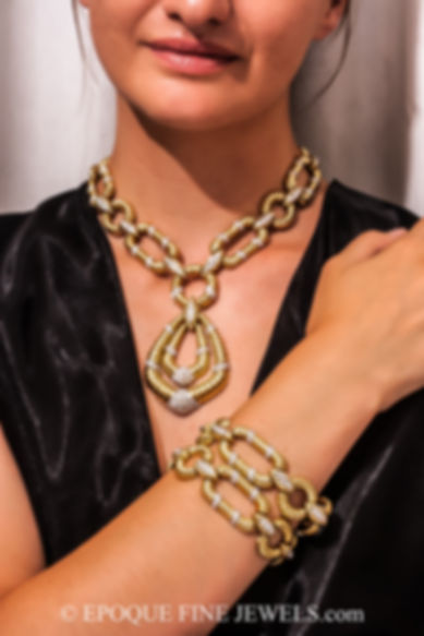 An important 18 karat gold and diamond sautoir
