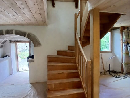 ESCALIER 2/4 TOURNANT EN CHENE MASSIF VITRIFIE - MENUISERIE PELISSIER SARL (CLERGOUX)