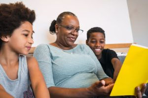 AVÔS E AVÓS COMO PAIS E MÃES: UM BREVE OLHAR SOBRE ESSE TIPO DE PARENTALIDADE